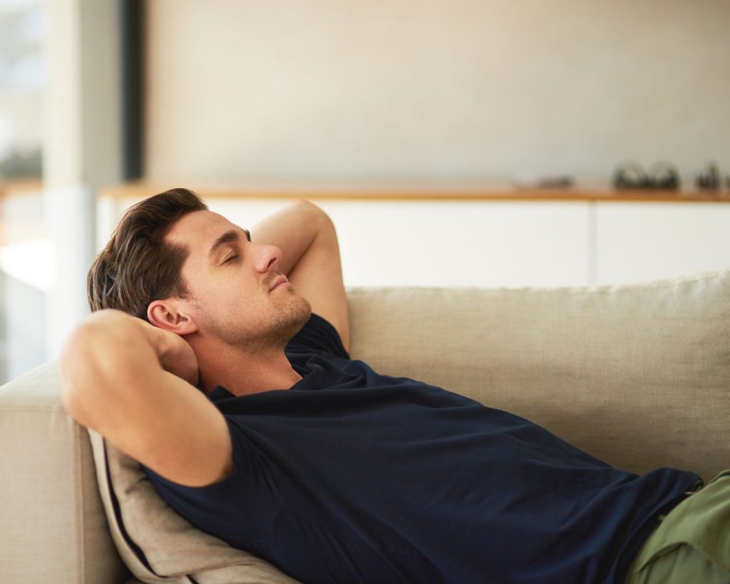 Pour mieux dormir la nuit, faire une sieste réparatrice de 20 à 30 minutes après le déjeuner.