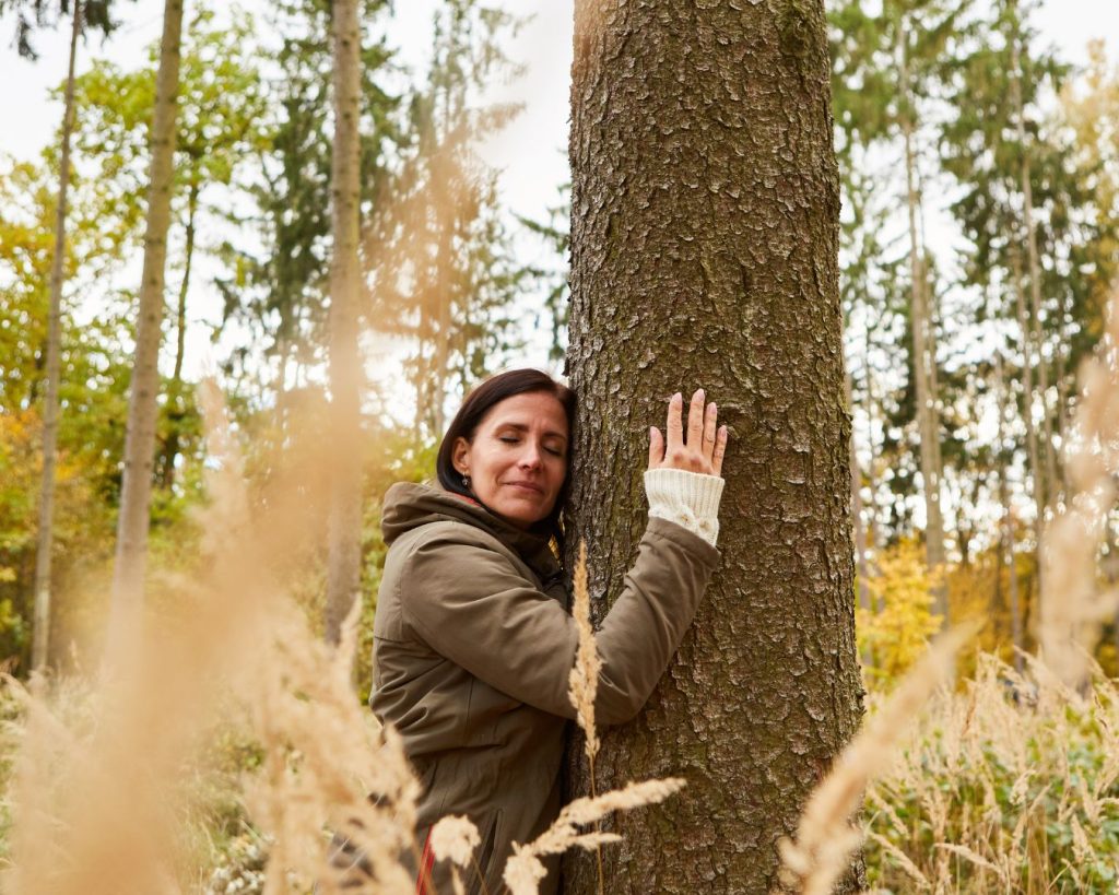 Enlacer un arbre pour cultiver sa qualité de présence