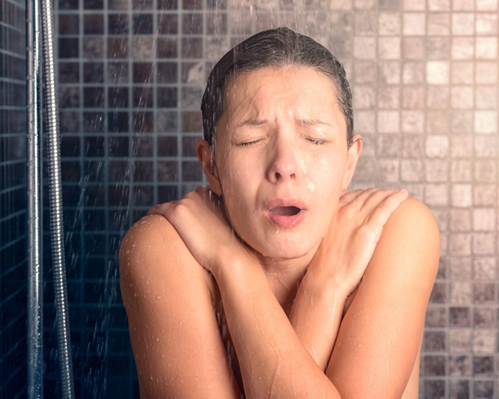 Pour tenir le coup pendant votre douche froide, utilisez votre respiration.