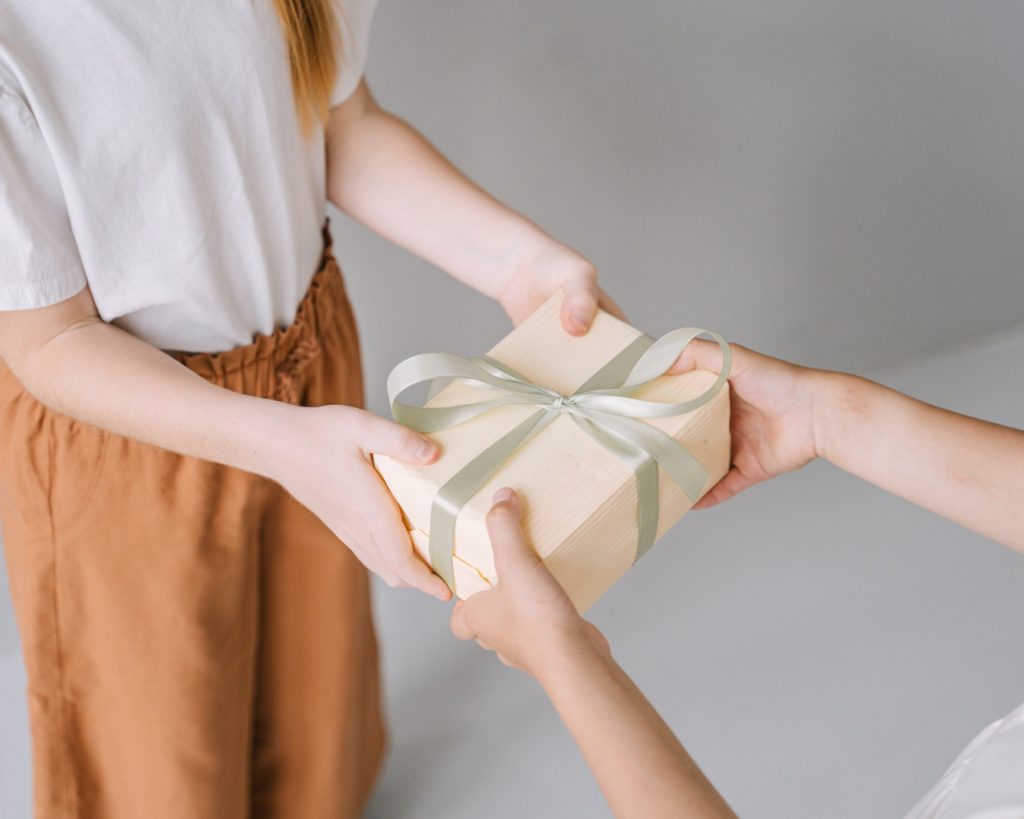 Découvrez le troisième des 5 langages de l'amour selon Gary Chapman : les cadeaux.