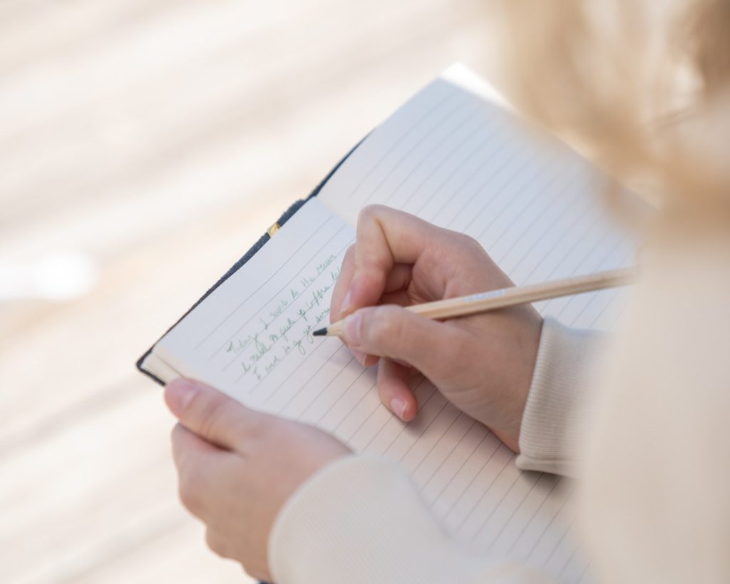 Après avoir découvert les 5 langages de l'amour, réalisez un exercice de journaling en suivant les conseils de Konxus Media.