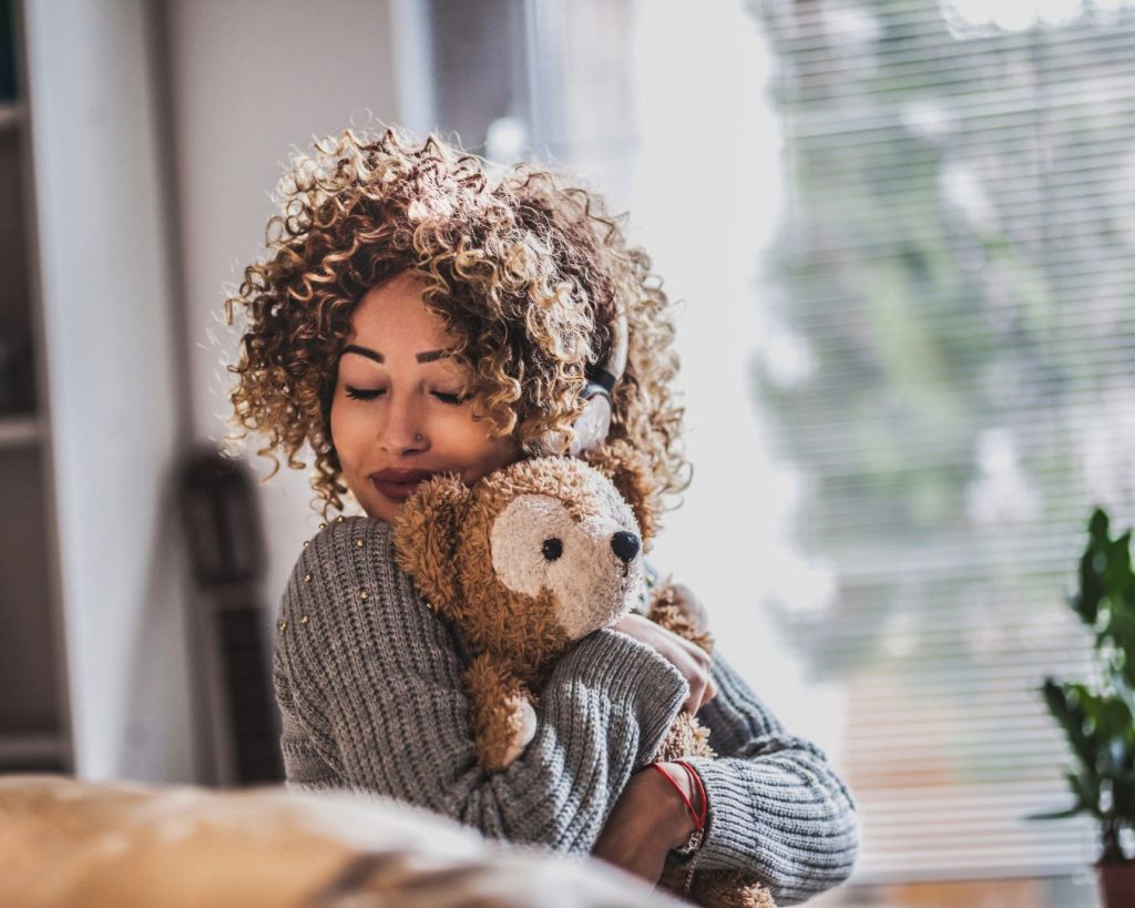 Un câlin peut avoir beaucoup de bienfaits sur notre santé et agir sur notre stress. Et ce, même si c'est avec votre doudou ou peluche favorite !