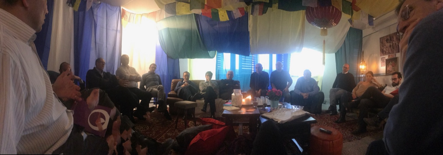 Cercle de dirigeants en séminaire, ambiance intimiste éclairée à la bougie