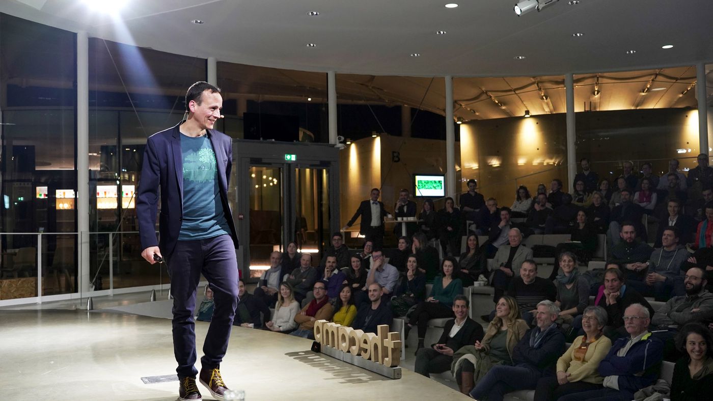 Iker Aguirre sur la scène de The Camp, à Aix-en-Provence — photo Aitor Alcudia